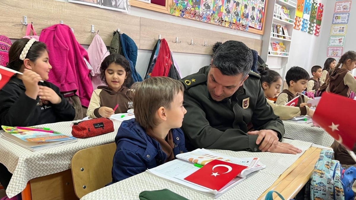Öğrenciler Mektuplarını Garnizon Komutanına Teslim Etti  - Videolu Haber