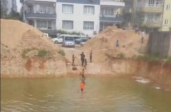 Tehlikeli Oyun Çocuklar Şantiye Çukurunda Yüzüyor! - Videolu Haber