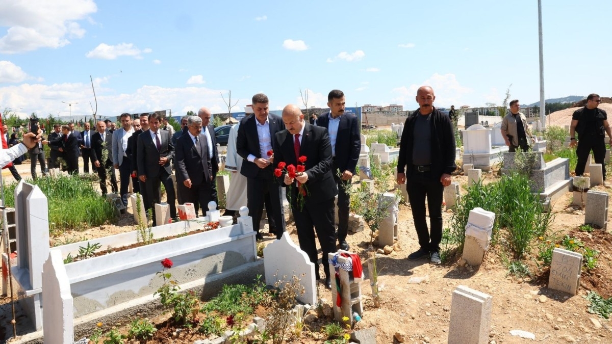 Adıyaman’da Şehitler ve Depremde Hayatını Kaybedenler Unutulmadı