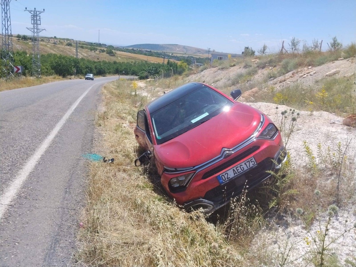 Kontrolden Çıkan Otomobil Şarampole Devrildi