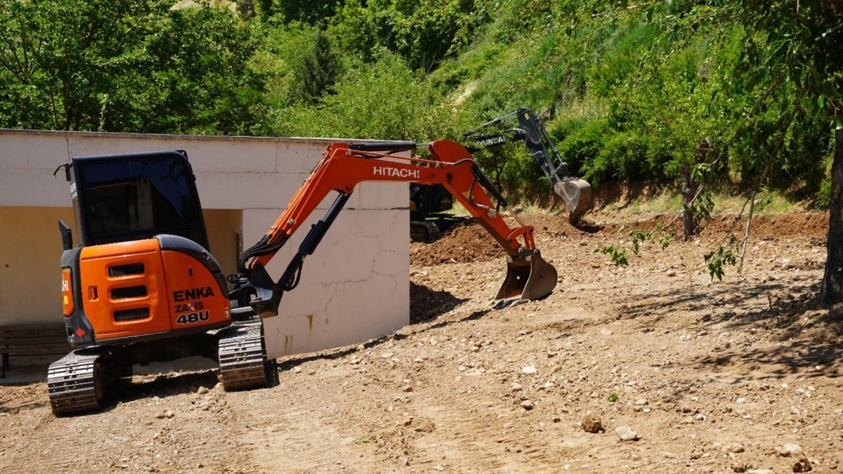 Kahta Belediyesi’nden Ebu Sadık Türbesi’nde Peyzaj Çalışması