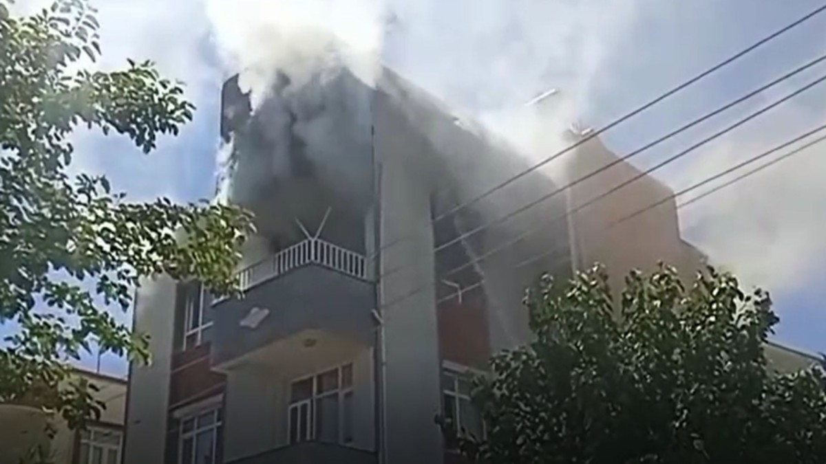 Adıyaman’da apartman dairesinde yangın: 1 kişi hastaneye kaldırıldı - Videolu Haber