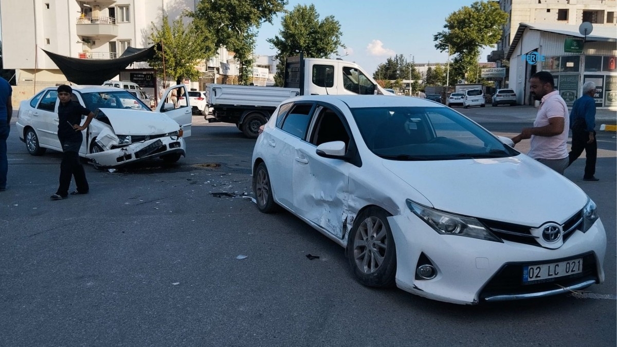 Adıyaman'da İki Otomobil Çarpıştı: 3 Yaralı