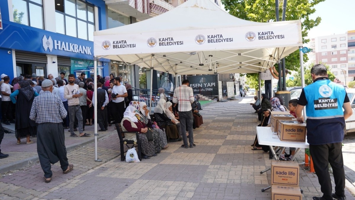 Kahta Belediyesi'nden Sıra Bekleyen Vatandaşlara İkram - Videolu Haber