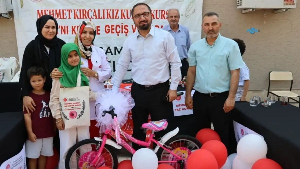 Mehmet Kırçalı’da Yaz Kursu Kapanışı Yapıldı Öğrencilere Ödül ve Hediye Verildi