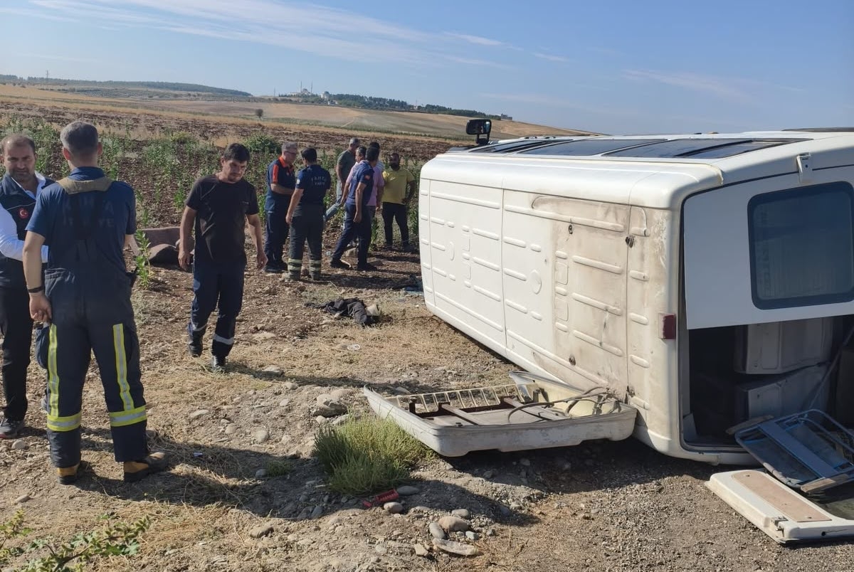 İşçileri Taşıyan Minibüs Bir Anda Devrildi 12 Yaralı - Videolu Haber