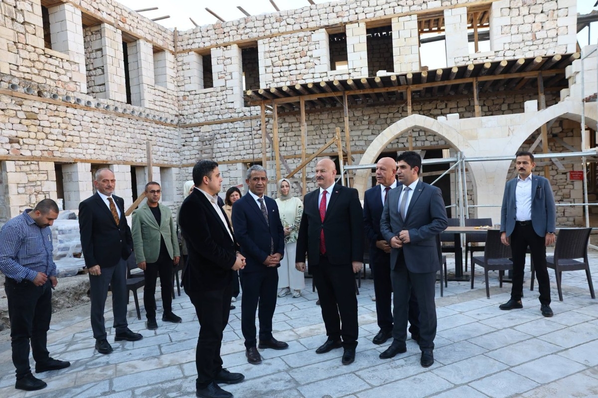 Vali Küçük Tarihi Tuz Hanı’ndaki restorasyon çalışmalarını inceledi