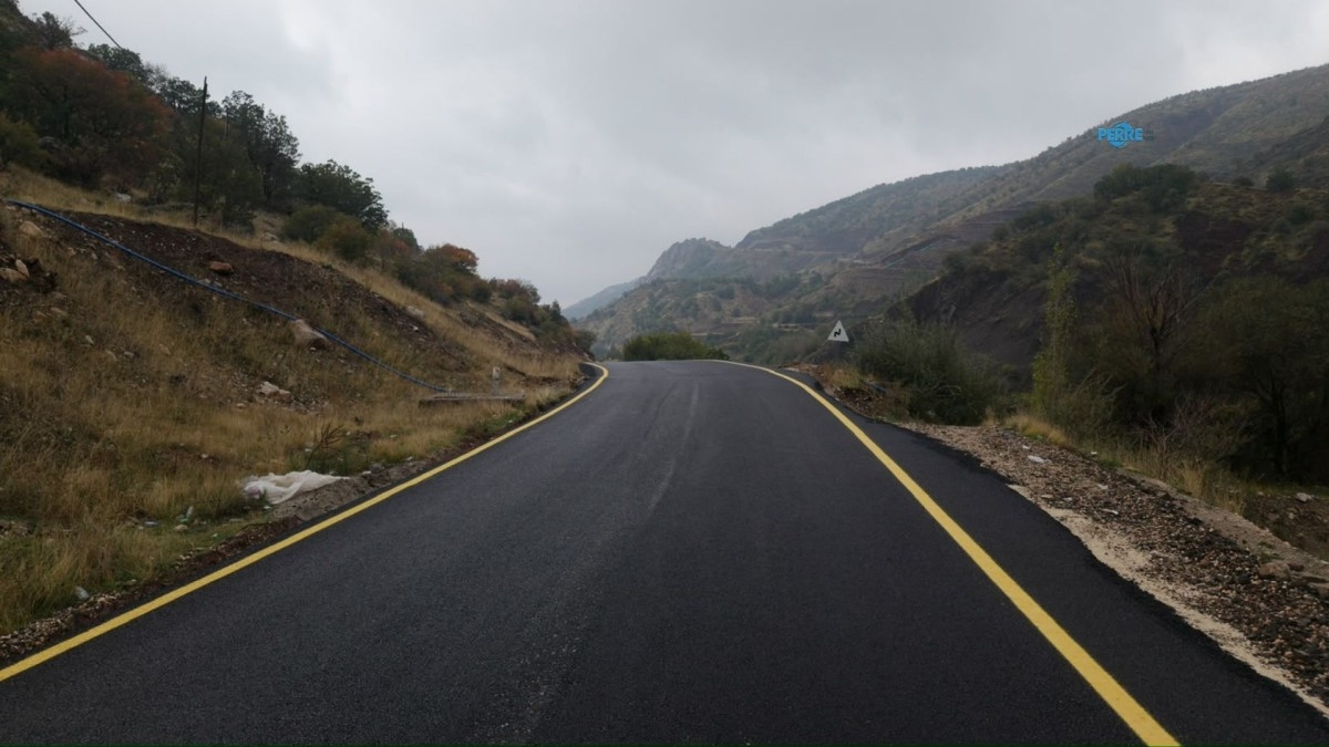 Çelikhan’da Aksu köyünün yolu sıcak asfaltla yenilendi
